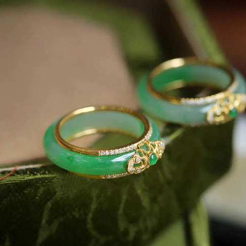 Exploring the Beauty of Natural Chalcedony in Brooches and Rings