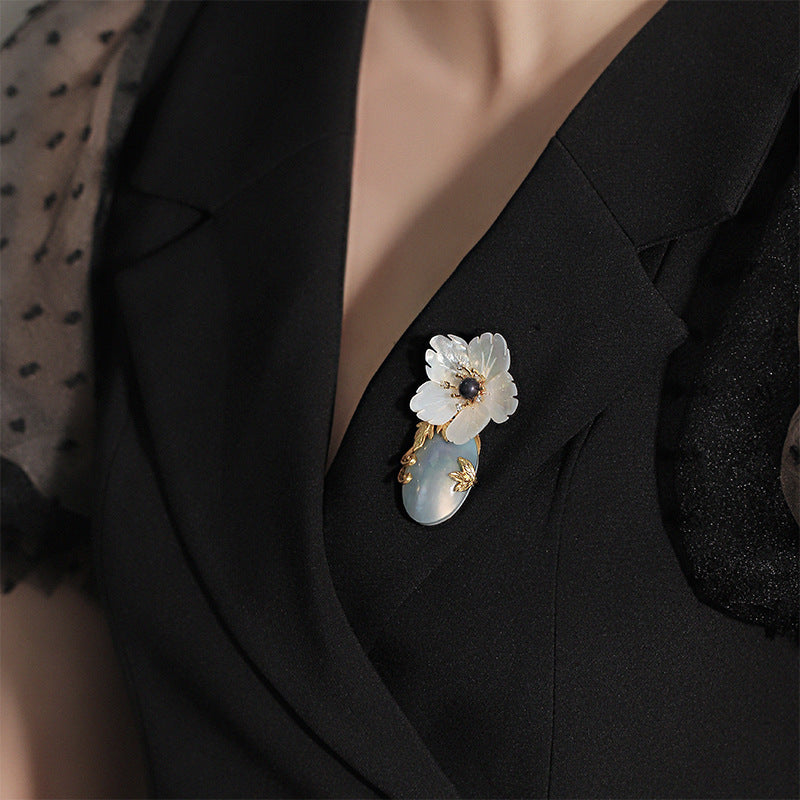 Natural mother-of-pearl brooch with golden stamens and diamonds