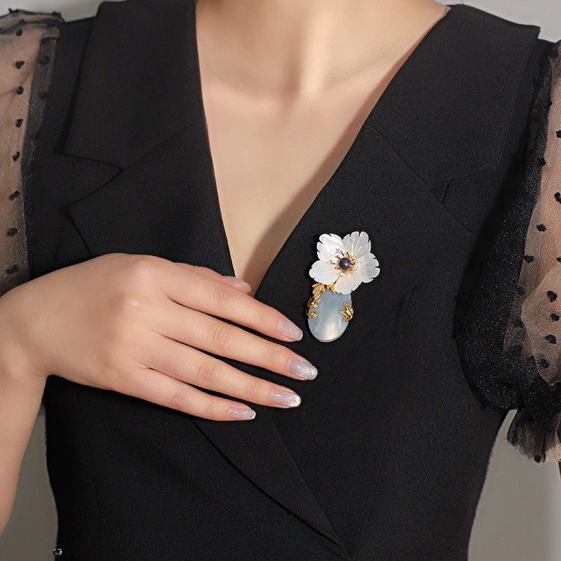 Natural mother-of-pearl brooch with golden stamens and diamonds