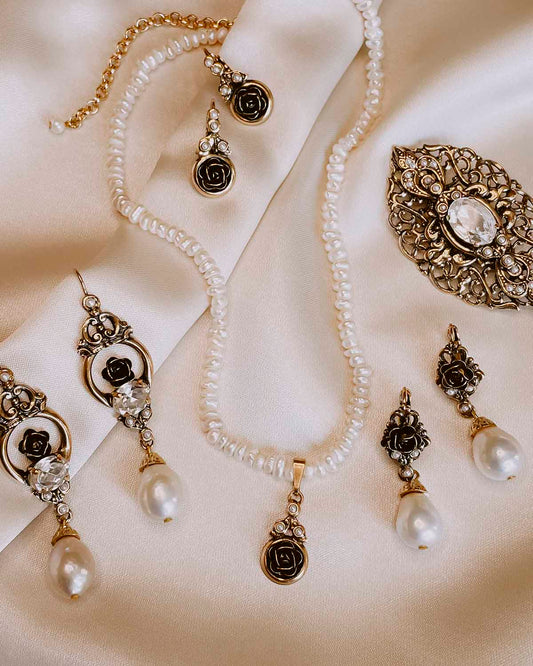 Vintage Pearl and Crystal Earrings: Elegant and Timeless Accessories
