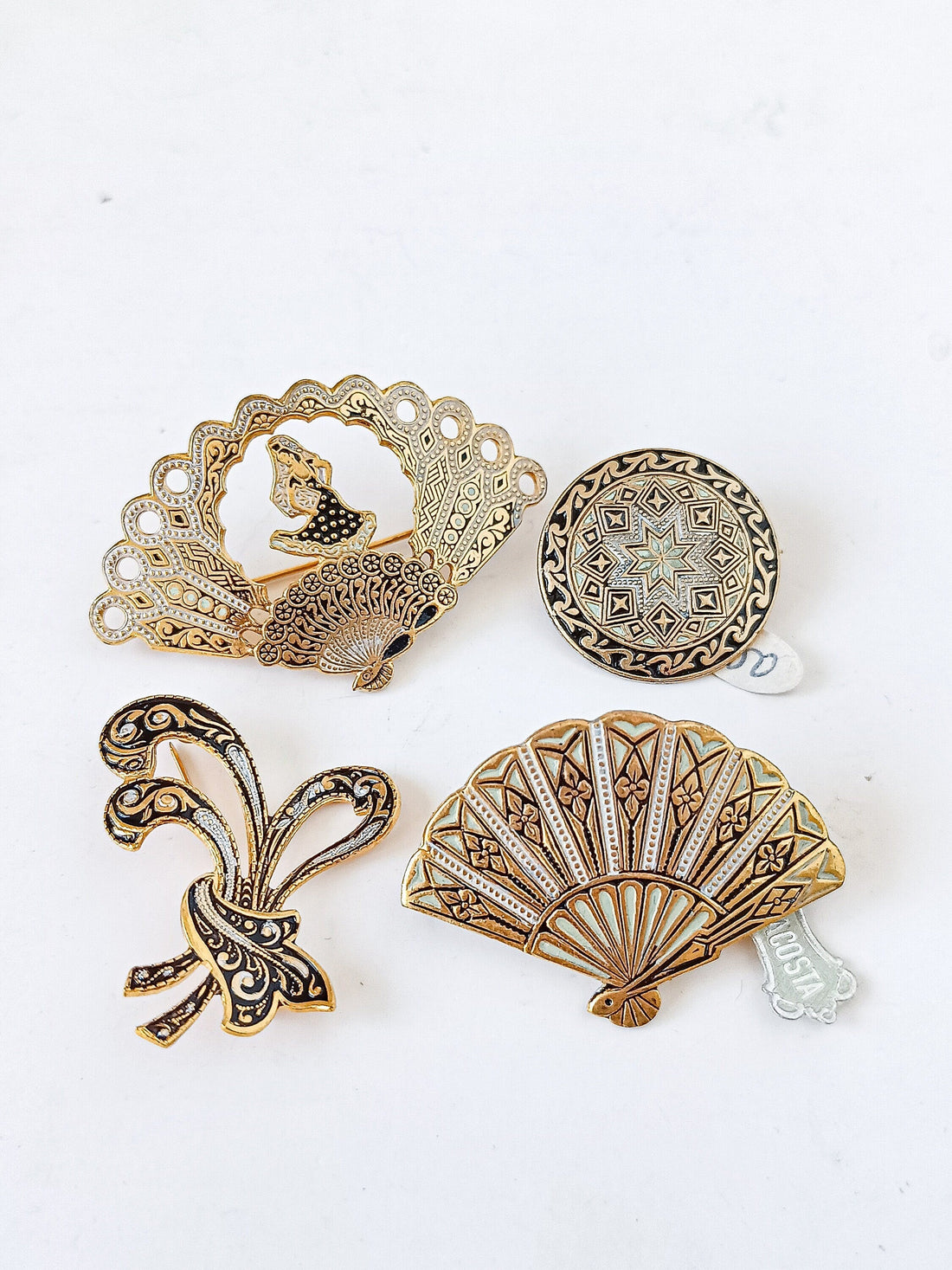 Elegant Gold Fan Brooches: Combining Classic Style with Modern Flair