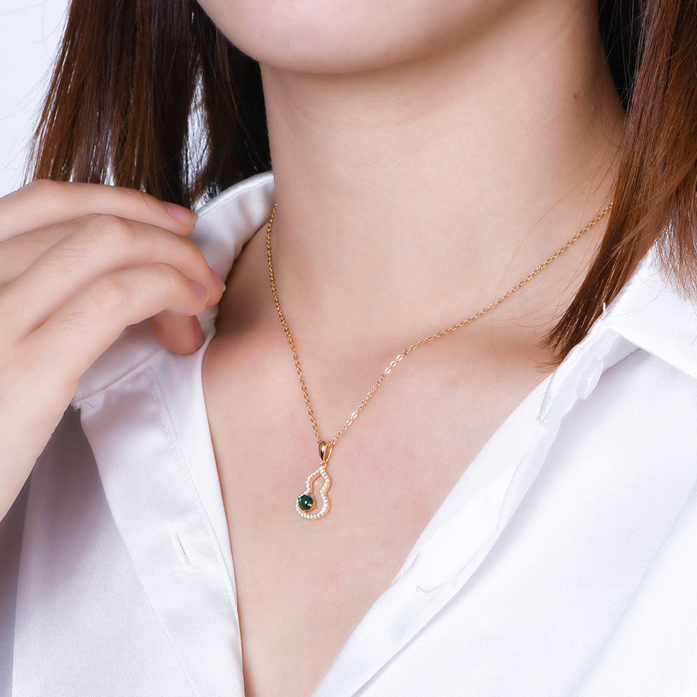 Luxurious and elegant S925 silver plated 18K gold necklace pop cultivated emerald gemstone pendant