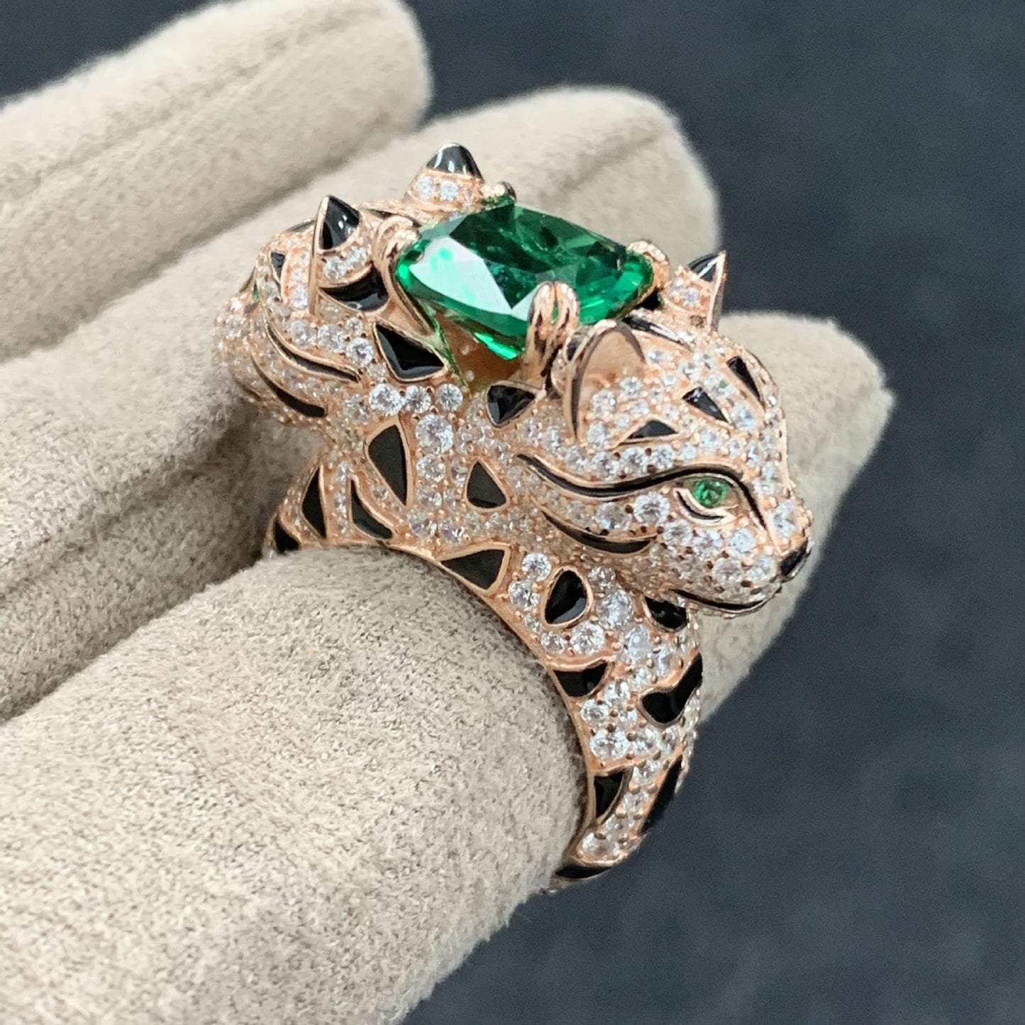 Green tourmaline two-headed leopard cat ring