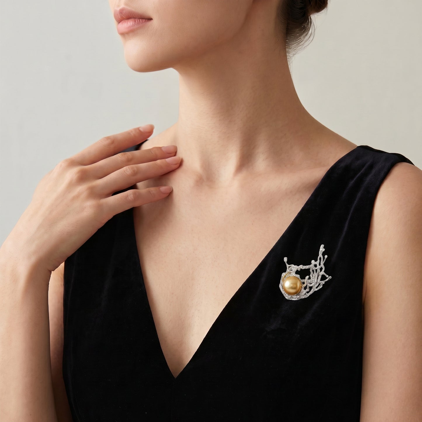14mm South Sea Golden Pearl “Ocean Waves” Diamond Brooch: Luxurious and Versatile