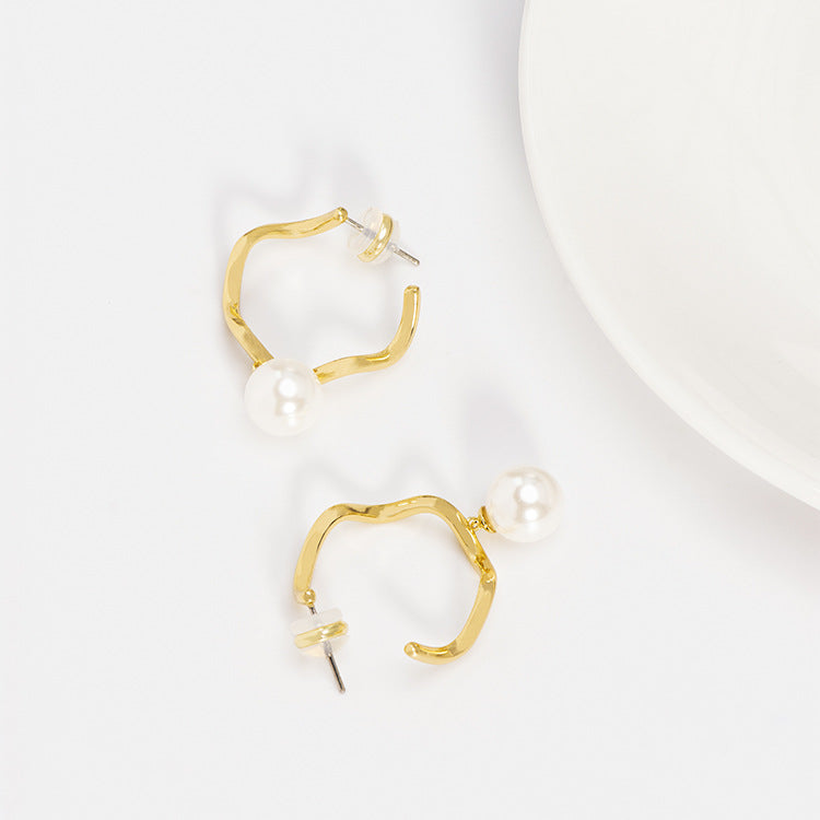 Stylish minimalist geometric pearl earrings