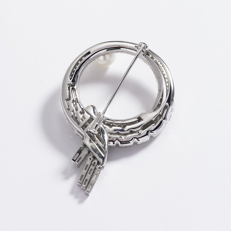 ArtDeco Elegant Brooch with Natural Freshwater Pearls