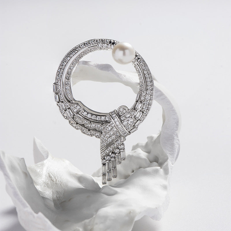 ArtDeco Elegant Brooch with Natural Freshwater Pearls
