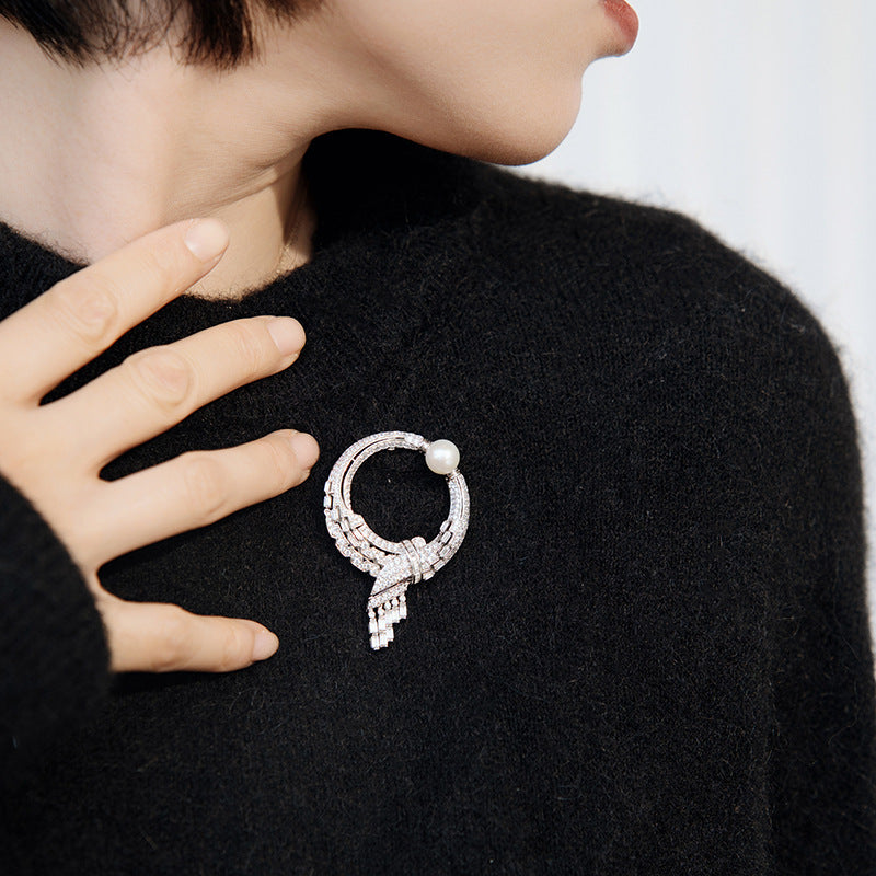 ArtDeco Elegant Brooch with Natural Freshwater Pearls