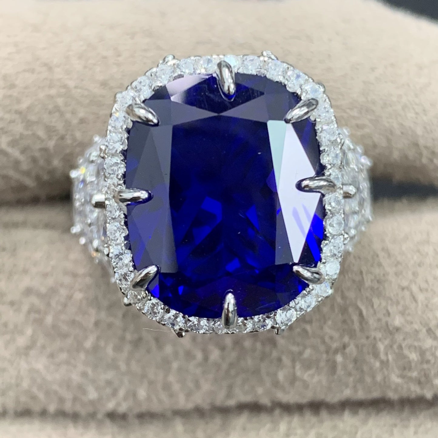 High Countertop Deluxe Heavy Duty Sapphire Ring High Carbon Diamond Royal Blue