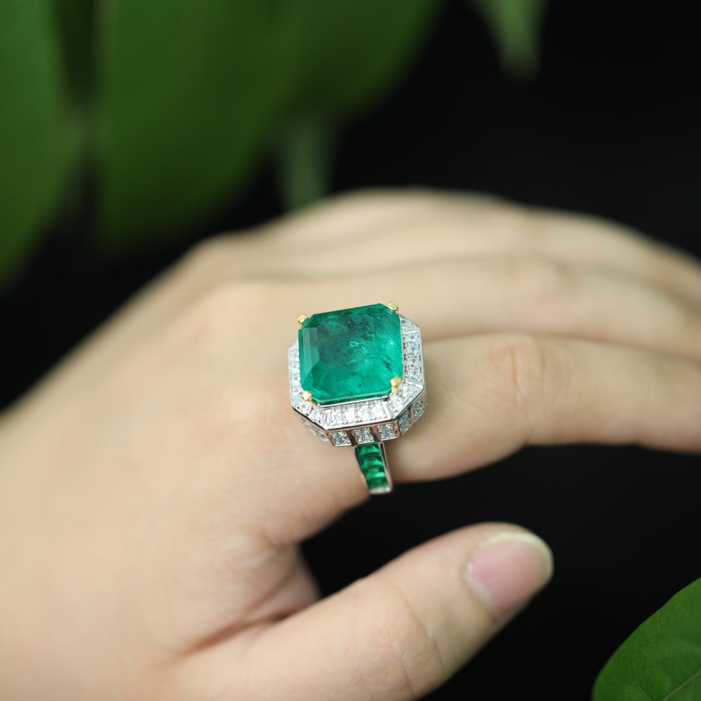 High Countertop Deluxe Cocktail Gemstone Ring High Carbon Diamond Emerald