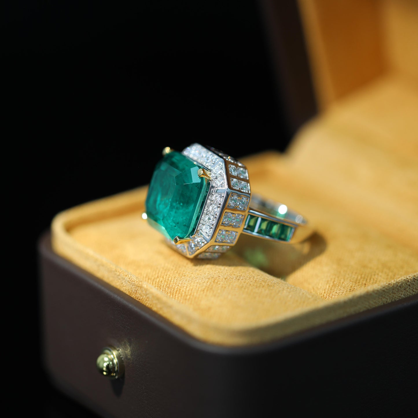 High Countertop Deluxe Cocktail Gemstone Ring High Carbon Diamond Emerald